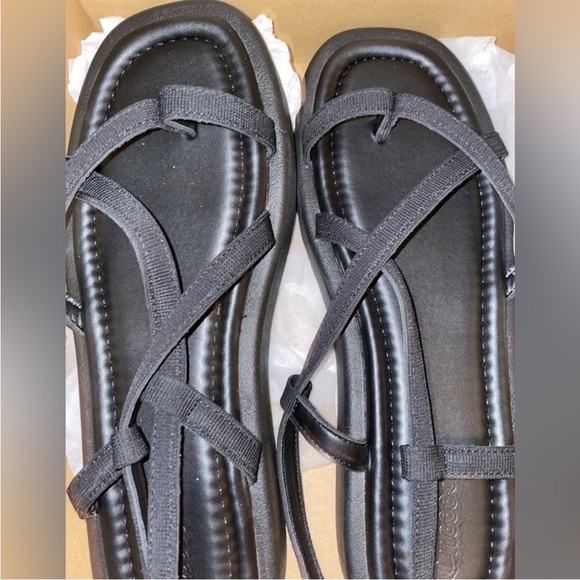 🆕🛍️NIB Sandals 🛍️ - Picture 2 of 3